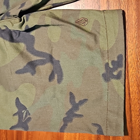 VOLCOM VMONTY STRETCH SHORTS - GREEN COMBO: VARIOUS SIZES - Picture 5 of 13